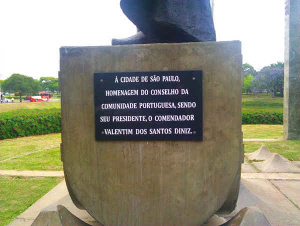 Plaque under a sculpture near Ibirapuera Park