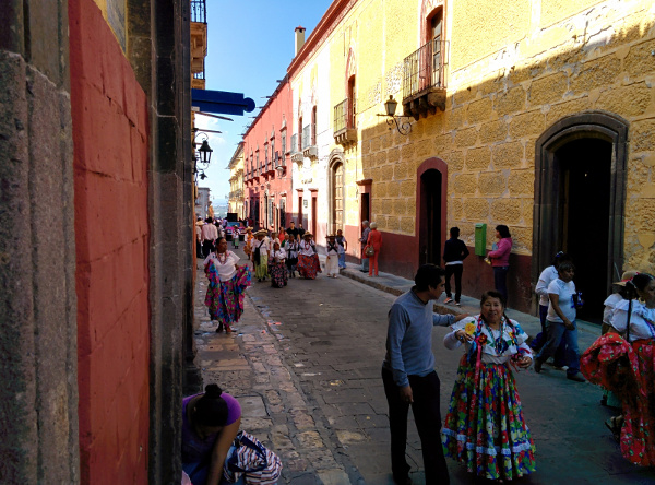 Women celebrate Revolución de Mexico